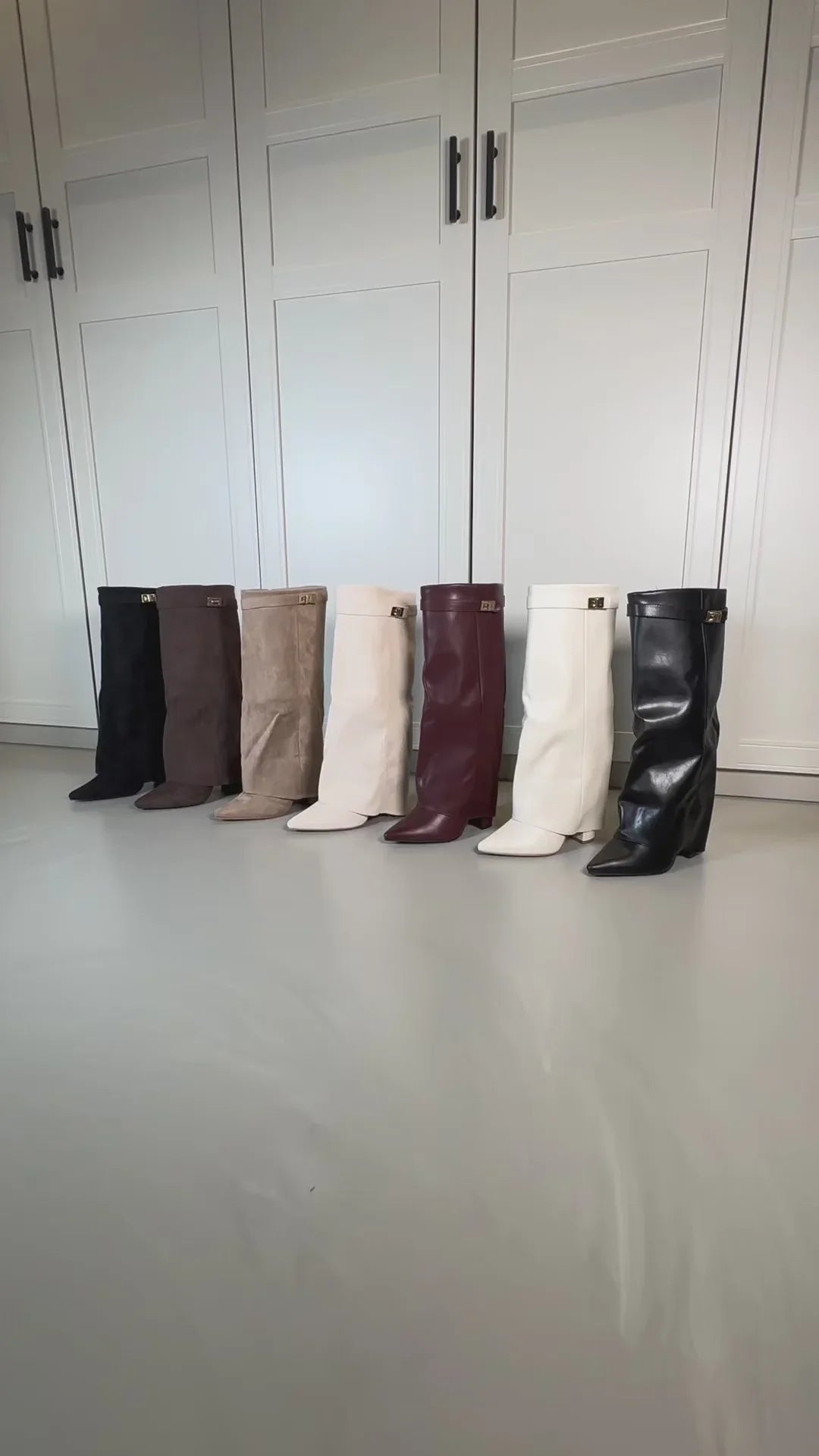 Eleganter Overknee-Stiefel mit Logo-Detail